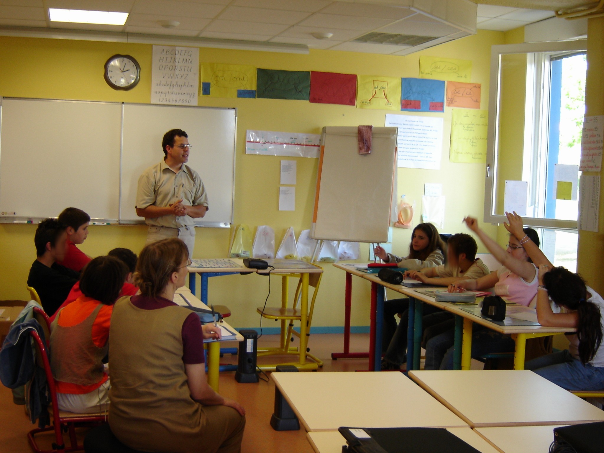 le menuisier parle à la classe